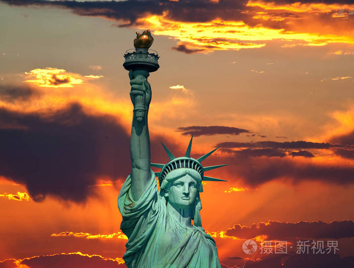 自由女神像和日出时的天空