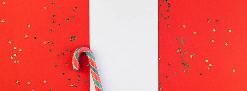 创意新年或圣诞问候信模型平躺顶部观看圣诞节庆祝信封上的红色纸背景金色闪光。 模板模拟长宽旗20192020