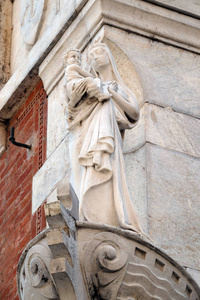 圣母玛利亚雕像与婴儿耶稣在卢斯卡托斯卡纳意大利的房子正面