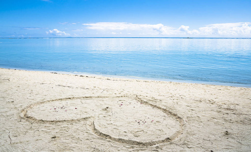 沙滩上的心符号和蓝天