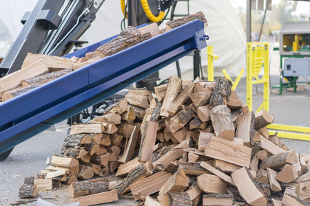 砍柴的机器。 用机器把木柴砍下来。