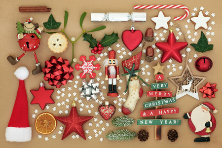 圣诞节收藏的象征，包括复古的宝布尔树装饰品食物和冬季植物传统物品和雪花洒洒。 节日季节的节日圣诞祝福卡。 上面的风景。