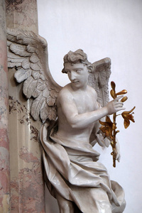 德国巴伐利亚州下弗兰科尼亚米尔滕贝格地区AmorbachBenedictine修道院教堂的天使雕像