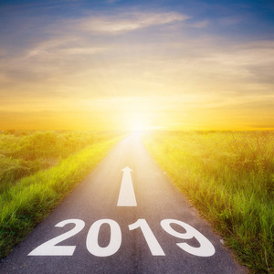 空沥青路与新年2019概念..在通往2019年目标的空路上驾驶。