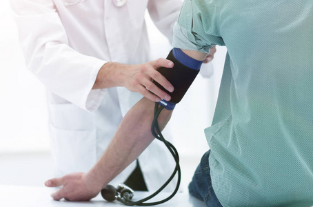 医生和病人测量血压