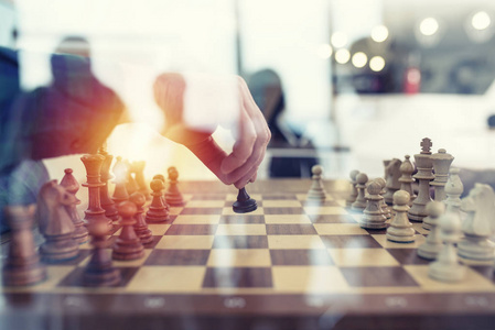 与象棋游戏和商人合作的商业策略在办公室。团队合作, 伙伴关系和战略的概念。双重曝光
