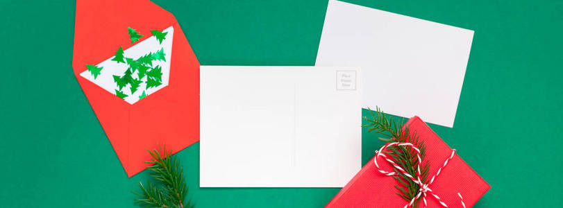 创意新年或圣诞问候信模版平面顶部视图圣诞假日庆祝信封绿色纸背景。 模板模拟贺卡文字设计2019年长宽横幅