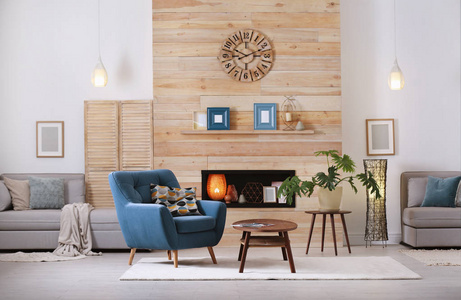 舒适的家具公寓，木墙和扶手椅上有壁龛。 室内设计