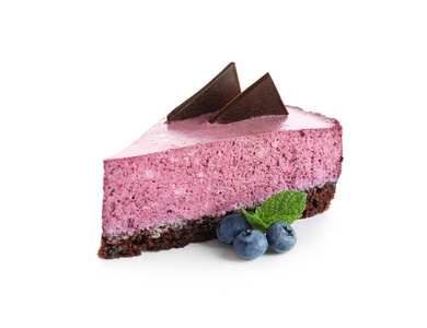 白色背景的美味蓝莓蛋糕图片
