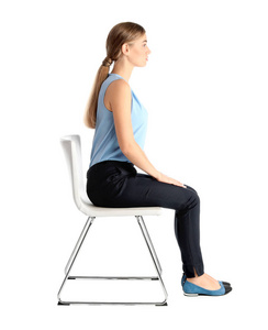 女人坐在白色背景的椅子上。 姿势概念