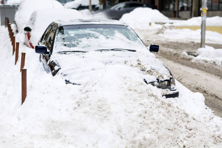 保加利亚索非亚冬季暴风雪过后，积雪覆盖的汽车