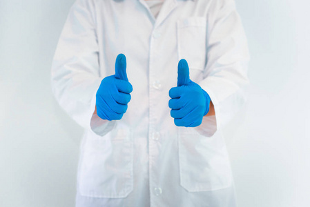 特写医学实验室的肖像，竖起大拇指。