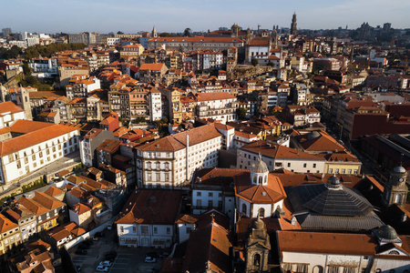 葡萄牙波尔图老市中心的鸟瞰屋顶。