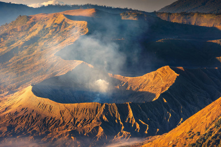 印度尼西亚溴火山的景观。