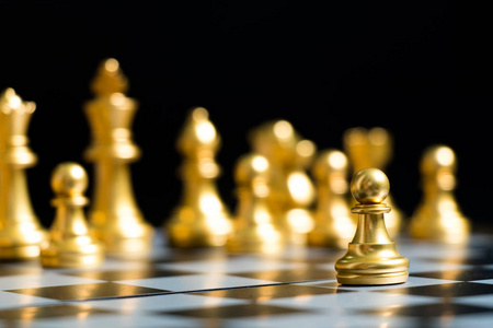 黄金典当是在黑色背景下棋局的第一步商业决策开始或开始项目的概念