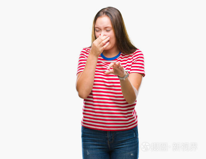 闻到了一些臭味和令人恶心的难以忍受的气味,用手指在鼻子上屏住呼吸