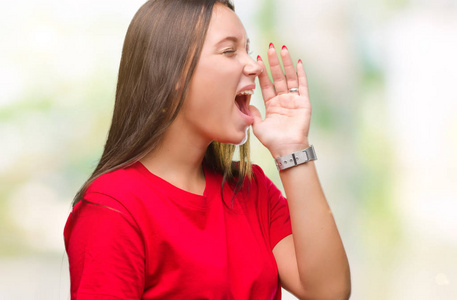 年轻美丽的高加索女人在孤立的背景上大声喊叫，大声尖叫，手在嘴上。 交流概念。