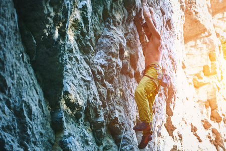 攀岩。在岩壁上攀登具有挑战性的路线的人攀岩