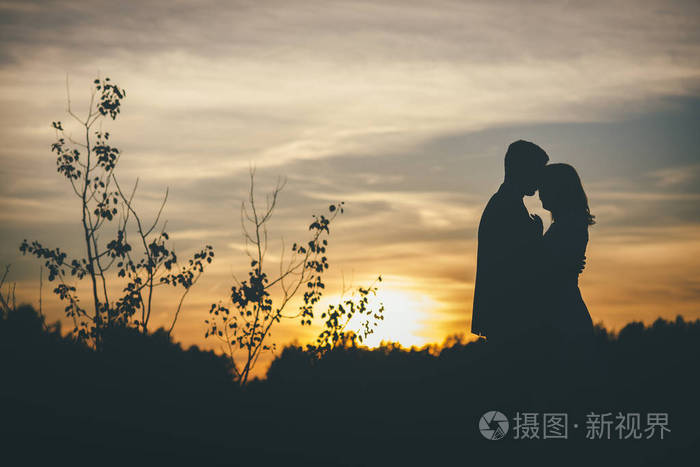 爱结婚情侣拥抱 sihouette 日落