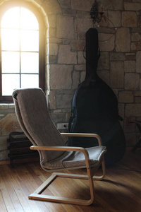 房间窗户附近的老式木椅，带有双低音