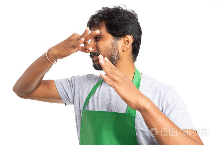 超市或超市印度成年雇员拿着鼻子作为难闻的气味手势使表情孤立在白色