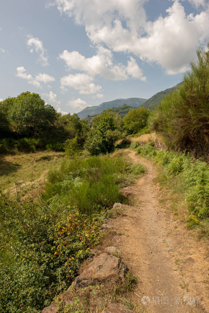 穿过西班牙阿伦山谷的山路