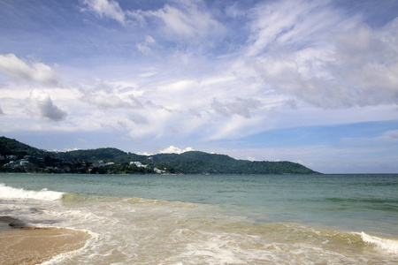 泰国普吉岛海滩和白云的美丽天空