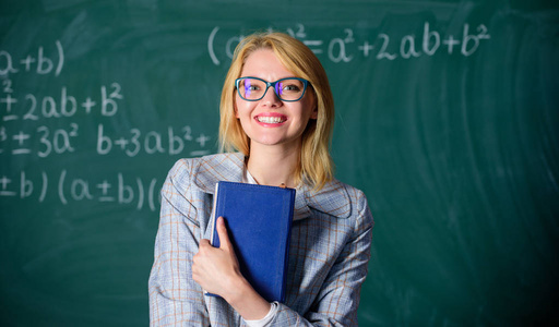 伟大的推荐信。妇女微笑的老师举行书立场前面黑板。对大学概念的推荐。请来信推荐老师。推荐提示应用程序