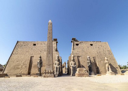 卢克索寺的入口，这是一个大型的古埃及寺庙建筑群，位于尼罗河东岸，今天被称为卢克索古底比斯。是神圣的阿蒙拉神