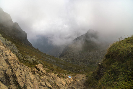 夏季有岩石山峰的景观