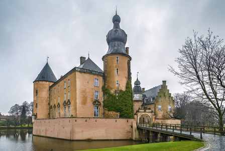 格门城堡建于1411年，位于德国湖心
