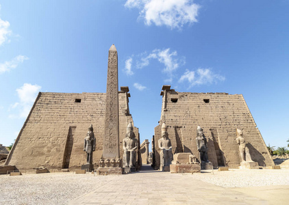 卢克索寺的入口，这是一个大型的古埃及寺庙建筑群，位于尼罗河东岸，今天被称为卢克索古底比斯。是神圣的阿蒙拉神