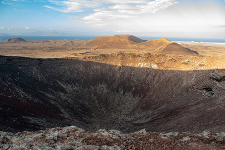 从卡那利岛的一座火山顶部俯瞰