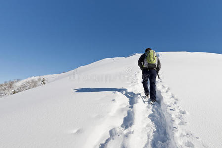 在雪地里徒步旅行的人
