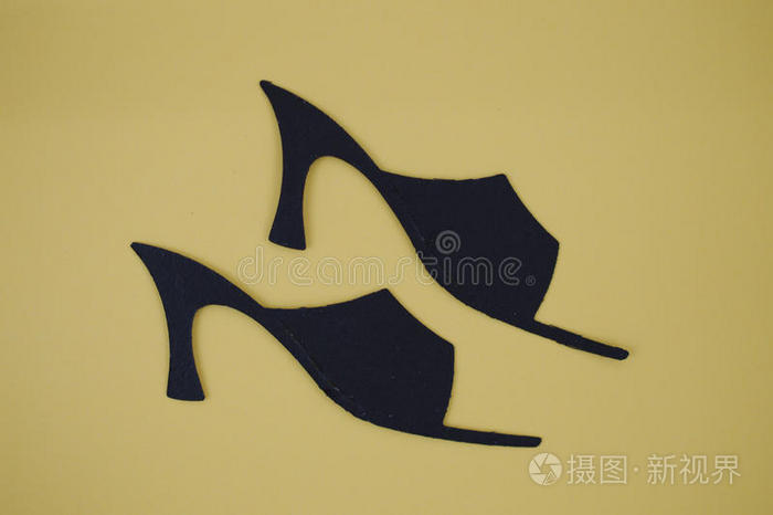 棕褐色背景的女鞋剪纸