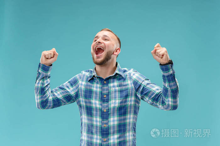 赢得成功的人快乐欣喜若狂庆祝成为赢家.男性模型的动态能量图像