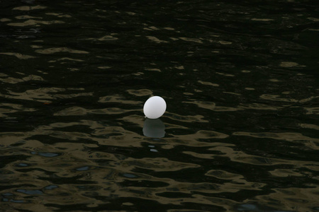 漂浮在水面上的气球