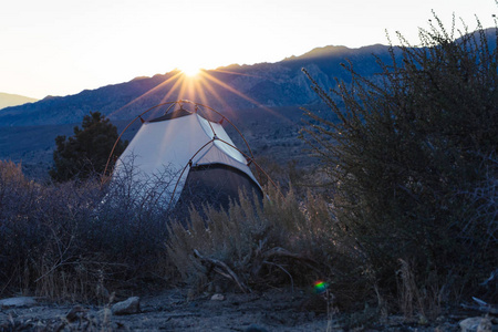 在内华达山脉环绕的加利福尼亚主教的高沙漠中搭起的帐篷里日出