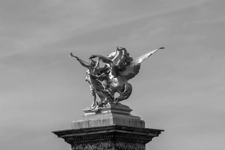 巴黎亚历山大三世桥上的黄金雕像