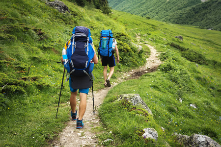 佐治亚州上斯瓦涅季亚地区的徒步旅行路线。两个徒步旅行的人在山上徒步旅行。游客在高地背包徒步旅行。徒步旅行在山上。体育旅游中的丘陵