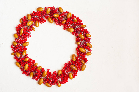 秋季作文与红莓。由珊瑚浆果制成的花环。平躺, 顶部视图, 复制空间