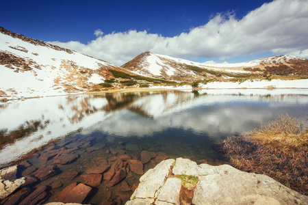 山湖。 天空在水中的反射。 春天的风景。 乌克兰，欧洲