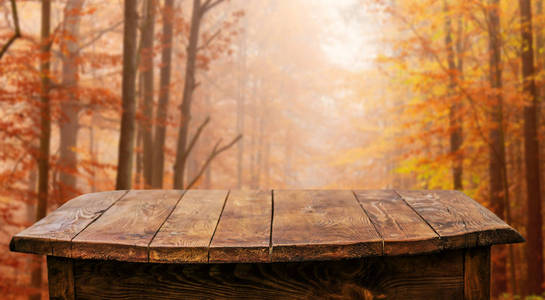 空木桌，自然背景模糊