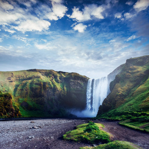 在冰岛南部的斯科加镇附近的大瀑布。 戏剧和风景如画的场景
