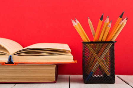 教育与智慧概念开放书木桌红色背景