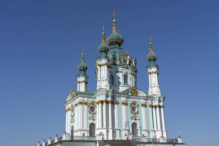 明亮的圣安德鲁教堂塔在基辅乌克兰和蓝天背景