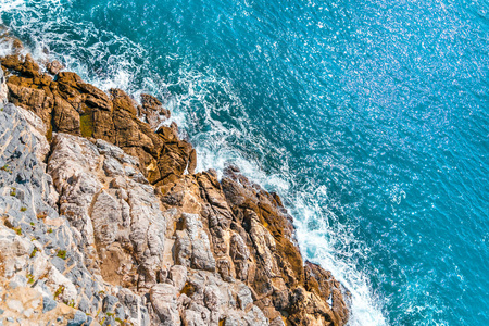 岩石和海洋背景的俯视图