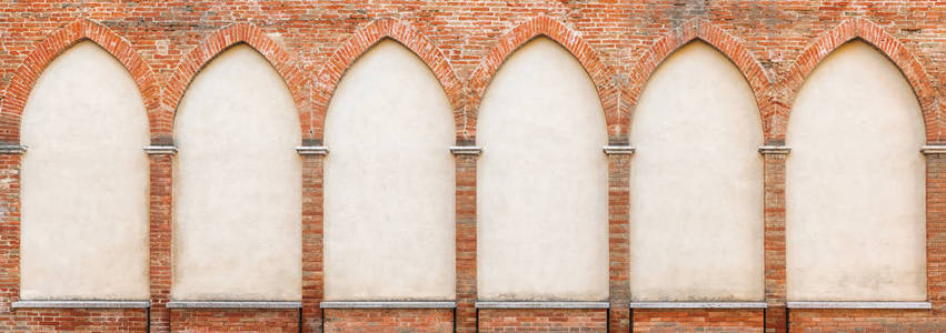 砖面上的假拱形窗户图片
