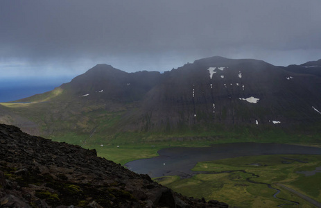 北部夏天风景, 风景在美丽的雪被盖的峭壁和 fljotsvatn 湖在 Fljotavik 海湾在 Hornstrandir, 