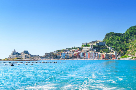 从意大利海出发的小镇港口的风景如画